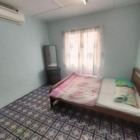 Jassha Homestay Parit Raja Bagian luar foto